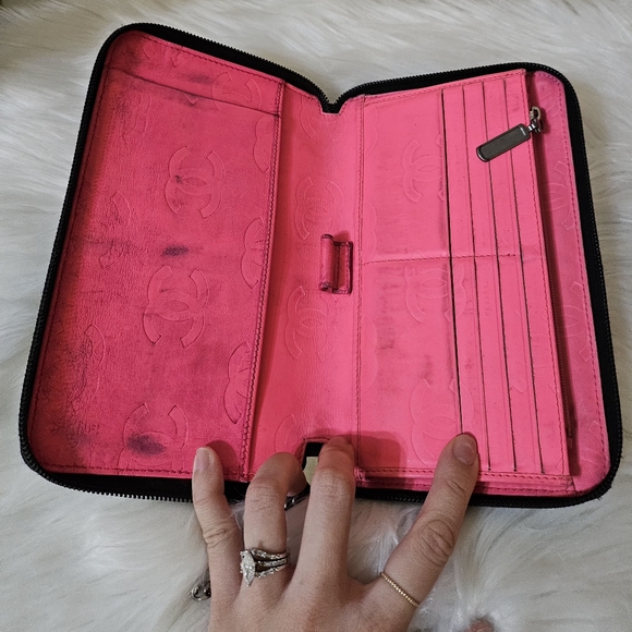 ❌SOLD❌ 🖤 Chanel Cambon Zippy 🖤 - Picture 6 of 15